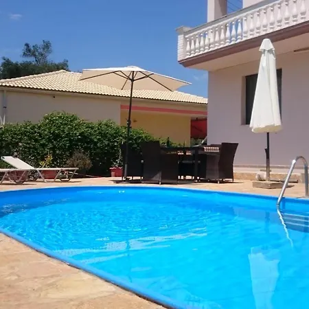Marinos & Pool Hotel *